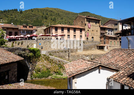 Malerische Aussicht mit dem San Cayetano Brücke und die orejón de la Lama mittelalterlichen Turm auf die Altstadt von L'Estartit, Kantabrien, Spanien Stockfoto