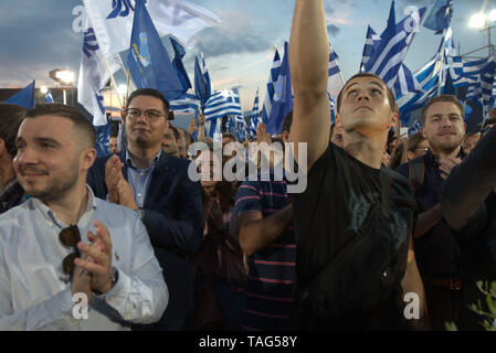 Thessaloniki, Griechenland. 24 rt Mai 2019. Unterstützer wave Flags während der Rede von der griechischen oppositionellen Partei Neue Demokratie Führer Kyriakos Mitsotakis, einen Tag vor der griechischen Lokalen und den Wahlen zum Europäischen Parlament. Griechenland wird den lokalen Wahlen gleichzeitig gedrückt, als die Wahlen zum Europäischen Parlament am 26. Mai, durch allgemeine Wahlen voraussichtlich im Oktober 2019 zu nehmen. Credit: Orhan Tsolak/Alamy leben Nachrichten Stockfoto