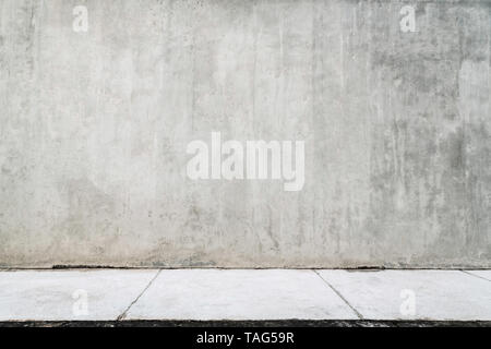 Leere grunge Wand mit einem weißen Weg. Stockfoto