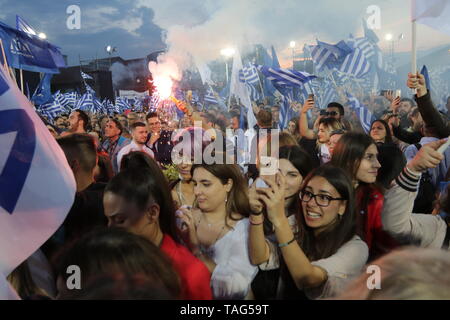 Thessaloniki, Griechenland. 24 rt Mai 2019. Unterstützer wave Flags während der Rede von der griechischen oppositionellen Partei Neue Demokratie Führer Kyriakos Mitsotakis, einen Tag vor der griechischen Lokalen und den Wahlen zum Europäischen Parlament. Griechenland wird den lokalen Wahlen gleichzeitig gedrückt, als die Wahlen zum Europäischen Parlament am 26. Mai, durch allgemeine Wahlen voraussichtlich im Oktober 2019 zu nehmen. Credit: Orhan Tsolak/Alamy leben Nachrichten Stockfoto