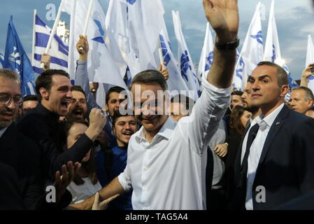 Thessaloniki, Griechenland. 24 rt Mai 2019. Griechische oppositionellen Partei Neue Demokratie Führer Kyriakos Mitsotakis grüßt Unterstützer während einer Kundgebung einen Tag vor der griechischen Lokalen und den Wahlen zum Europäischen Parlament. Griechenland wird den lokalen Wahlen gleichzeitig gedrückt, als die Wahlen zum Europäischen Parlament am 26. Mai, durch allgemeine Wahlen voraussichtlich im Oktober 2019 zu nehmen. Credit: Orhan Tsolak/Alamy leben Nachrichten Stockfoto