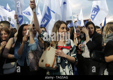 Thessaloniki, Griechenland. 24 rt Mai 2019. Unterstützer wave Flags während der Rede von der griechischen oppositionellen Partei Neue Demokratie Führer Kyriakos Mitsotakis, einen Tag vor der griechischen Lokalen und den Wahlen zum Europäischen Parlament. Griechenland wird den lokalen Wahlen gleichzeitig gedrückt, als die Wahlen zum Europäischen Parlament am 26. Mai, durch allgemeine Wahlen voraussichtlich im Oktober 2019 zu nehmen. Credit: Orhan Tsolak/Alamy leben Nachrichten Stockfoto