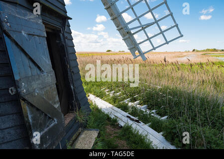 Herringfleet Windmühle ein Grad II Kittel Mühle an Herringfleet, Suffolk, England, Großbritannien - 2019 - in desolaten Zustand mit Segel auf dem Boden aufgeführt Stockfoto