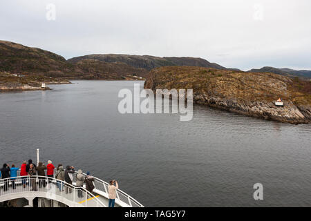 Hurtigruten Schiff MS Spitzbergen Ansätze den engen Stokksund Meerenge zwischen dem Festland und Stokkøya, Åfjord Gemeinde, Trøndelag, Norwegen Stockfoto