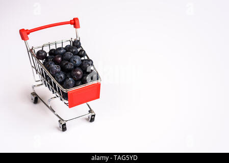 Reifen Heidelbeeren aufgereiht in einem leeren ice cream Cone, gesunde Desserts im Sommer, auf weißem Hintergrund mit Kopie Raum isoliert. Stockfoto