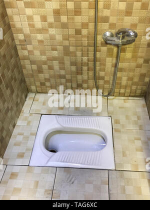 Asiatische Stehklo gezeigt im Gefliesten Toilette Stockfoto