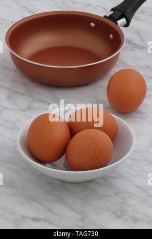 Spiegelei oder Rührei Zutaten auf einem schönen einrichten Stockfoto