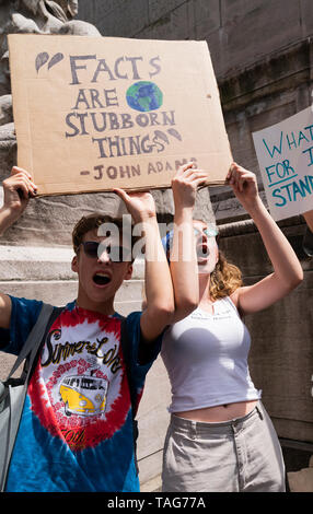 New York, Vereinigte Staaten. 24. Mai, 2019. Einige hundert Studenten & Unterstützer Protest gegen fehlende Maßnahmen zum Klimaschutz als Teil der Schule Klima Streiks um die Welt in Columbus Circle. Credit: Lev Radin/Pacific Press/Alamy leben Nachrichten Stockfoto