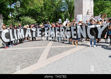 New York, Vereinigte Staaten. 24. Mai, 2019. Einige hundert Studenten & Unterstützer Protest gegen fehlende Maßnahmen zum Klimaschutz als Teil der Schule Klima Streiks um die Welt in Columbus Circle. Credit: Lev Radin/Pacific Press/Alamy leben Nachrichten Stockfoto