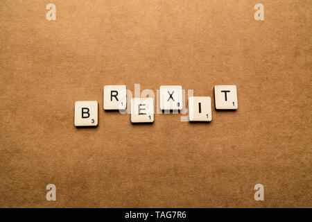 LONDON, UK, 24. Mai 2019: Das Wort BREXIT, Dinkel mit hölzernen Buchstabensteine über eine braune strukturierten Hintergrund Stockfoto