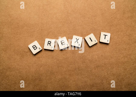 LONDON, UK, 24. Mai 2019: Das Wort BREXIT, Dinkel mit hölzernen Buchstabensteine über eine braune strukturierten Hintergrund Stockfoto