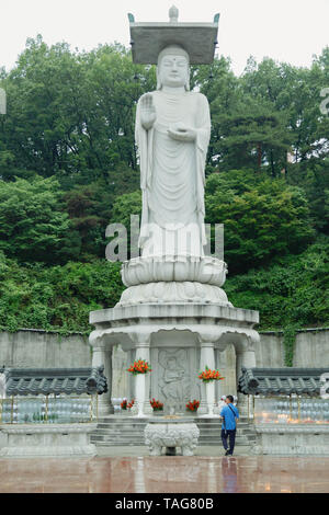 23 Meter oder 75 Fuß steinerne Statue des Maitreya, der zukünftige Buddha im Jahr 1986 errichtet wurde und 1996 bei Bongeunsa Tempel, Seoul, Südkorea abgeschlossen. Stockfoto