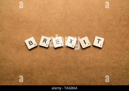 LONDON, UK, 24. Mai 2019: Das Wort BREXIT, Dinkel mit hölzernen Buchstabensteine über eine braune strukturierten Hintergrund Stockfoto