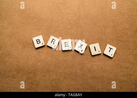 LONDON, UK, 24. Mai 2019: Das Wort BREXIT, Dinkel mit hölzernen Buchstabensteine über eine braune strukturierten Hintergrund Stockfoto