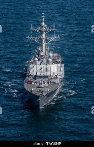 190521-N-FA 490-1525 Golf von Alaska (21. Mai 2019) Der Arleigh-burke-Klasse geführte Anti-raketen-Zerstörer USS Russell (DDG59) Transite der Golf von Alaska während der Teilnahme an Übung Northern Edge 2019. Nördlichen Rand ist einer in einer Reihe von US-Indo-Befehl Übungen in 2019, bereitet gemeinsam Krise im Indo-pazifischen Region zu reagieren. (U.S. Marine Foto von Mass Communication Specialist 3. Klasse Andrew Langholf/Freigegeben) Stockfoto