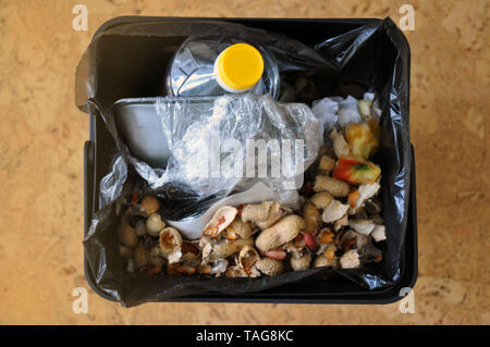 Das Problem der separaten Garbage Collection. Mülltonne mit Speisereste und sekundäre materielle Ressourcen Stockfoto