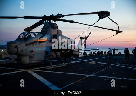 Eine AH-1W Super Cobra ist auf dem Flugdeck des amphibious Transport dock Schiff USS New York (LPD) 21., 19. Mai 2019 geparkt. Marines mit dem besonderen Zweck Marine Air Ground Task Force auf der Durchreise nach New York City. (U.S. Marine Corps Foto von Cpl. Adrian A. Delgado) Stockfoto