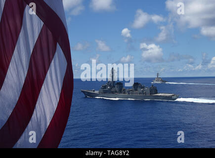 190524-N-FA 444-009 philippinischen Meer (24. Mai 2019) - US 7 Flotte Flaggschiff USS Blue Ridge (LCC 19) beteiligt sich an einem Foto Übung zur Unterstützung der Pazifischen Vanguard (PACVAN) 19. 19 PACVAN ist der erste seiner Art, Viereck Übung zwischen Australien, Japan, die Republik Korea, und U.S. Naval Forces. Über die Verbesserung der Fähigkeiten der teilnehmenden Länder zusammen zu Krise und Eventualverbindlichkeiten in der Region zu reagieren, PACVAN bereitet die teilnehmenden Seestreitkräfte als integrierte, leistungsfähige und starke Allied Force bereit, eine komplexe maritime Umwelt in den Antworten zu Bedienen Stockfoto