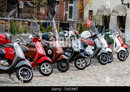 RIGA, Lettland - 4. Mai 2019: Reihe der klassischen Vespa Roller auf dem zentralen Platz der Stadt geparkt Stockfoto