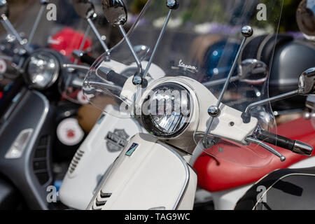 RIGA, Lettland - 4. Mai 2019: Reihe der klassischen Vespa Roller auf dem zentralen Platz der Stadt geparkt Stockfoto