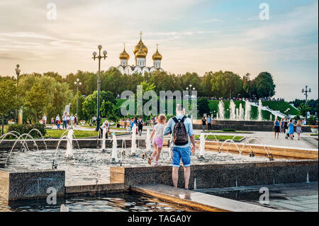 Jaroslawl, Russland - August 4, 2018: Der Pfeil ist der Ort der Gründung von Jaroslawl. Menschen bei Sonnenuntergang am Ufer der Wolga entspannen. Die confluen Stockfoto