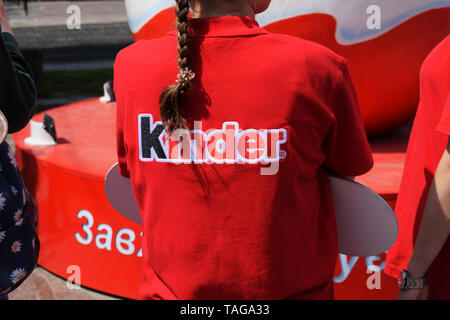 Ukraine, Lviv - Mai, 2019: Mädchen in ein rotes T-Shirt mit dem Kinder-Logo. Stockfoto