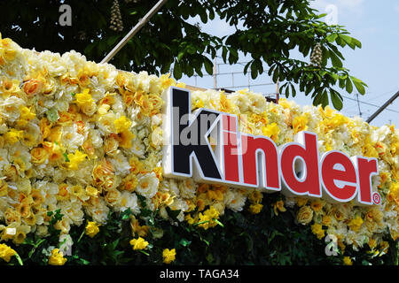 Ukraine, Lviv - Mai, 2019: Kinder Logo auf dem Hintergrund der gelben künstliche Blumen. Stockfoto