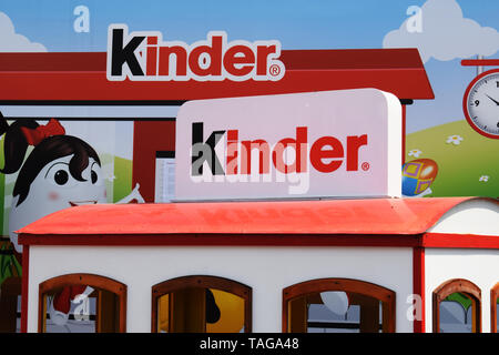 Ukraine, Lviv - Mai, 2019: Kinder Auto mit dem Kinder-Logo. Kinder- Ecke von der Firma Kinder in Lemberg. Stockfoto