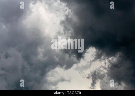 Grau Incoming Storm clouds dark closeup Kulisse, auf 100-mm-Teleobjektiv erfasst Stockfoto