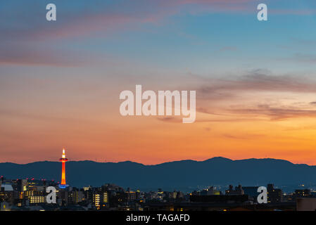 Bunte Kyoto Tower bei Nacht. Kyoto City Skyline von oben in der Abenddämmerung. Stockfoto