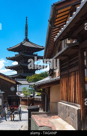 Anzeigen von Yasaka-dori mit Hokanji Tempel (Yasaka Pagode), in der Nähe von Sannen-zaka und Ninen-zaka Pisten. Hier ist die Fotogensten Sehenswürdigkeiten in Kyoto. Stockfoto