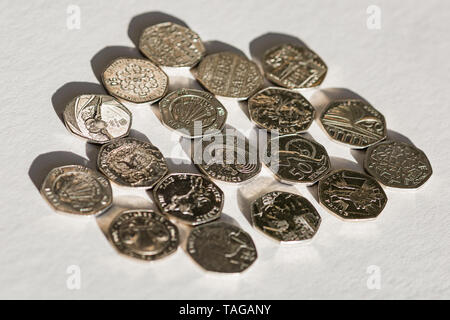 Eine Sammlung von gedenkmünzen UK 50 Cent Münzen. Stockfoto