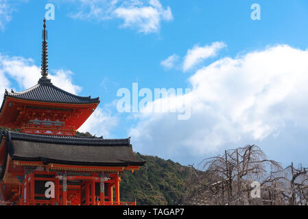 Nio-mon Tor oder Nio Tor, der Haupteingang der Kiyomizu-dera Tempel in Kyoto, Japan - 23. Juli 2018 Stockfoto