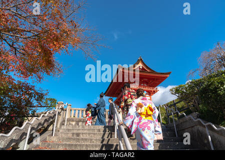 Nio-mon Tor oder Nio Tor, der Haupteingang der Kiyomizu-dera Tempel in Kyoto, Japan - 23. Juli 2018 Stockfoto