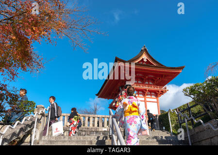 Nio-mon Tor oder Nio Tor, der Haupteingang der Kiyomizu-dera Tempel in Kyoto, Japan - 23. Juli 2018 Stockfoto