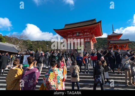 Nio-mon Tor oder Nio Tor, der Haupteingang der Kiyomizu-dera Tempel in Kyoto, Japan - 23. Juli 2018 Stockfoto