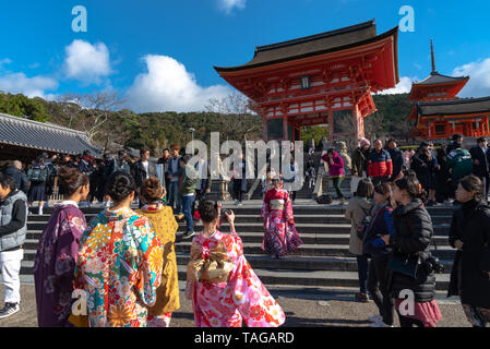 Nio-mon Tor oder Nio Tor, der Haupteingang der Kiyomizu-dera Tempel in Kyoto, Japan - 23. Juli 2018 Stockfoto