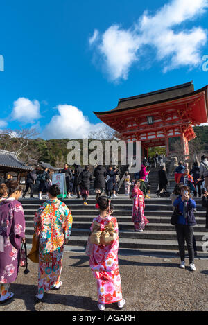 Nio-mon Tor oder Nio Tor, der Haupteingang der Kiyomizu-dera Tempel in Kyoto, Japan - 23. Juli 2018 Stockfoto