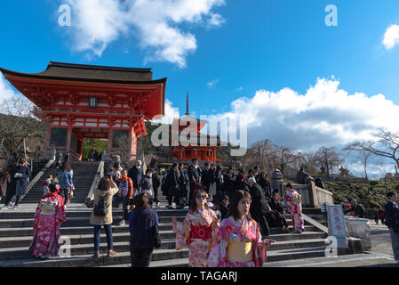 Nio-mon Tor oder Nio Tor, der Haupteingang der Kiyomizu-dera Tempel in Kyoto, Japan - 23. Juli 2018 Stockfoto