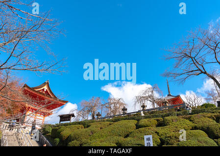 Nio-mon Tor oder Nio Tor, der Haupteingang der Kiyomizu-dera Tempel in Kyoto, Japan Stockfoto