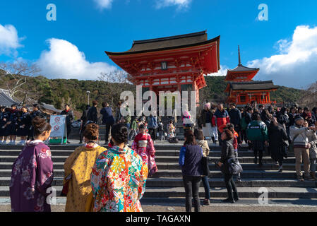 Nio-mon Tor oder Nio Tor, der Haupteingang der Kiyomizu-dera Tempel in Kyoto, Japan Stockfoto
