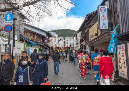 Überfüllten touristischen auf Einkaufsstraße Matsubara-dori. Zahlreiche Geschäfte und Restaurants in der Nähe von Kiyomizu-dera Tempel in Kyoto, Japan Stockfoto