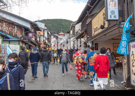 Überfüllten touristischen auf Einkaufsstraße Matsubara-dori. Zahlreiche Geschäfte und Restaurants in der Nähe von Kiyomizu-dera Tempel in Kyoto, Japan Stockfoto