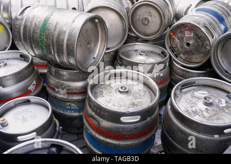 Stapel der leeren Metall Bierfässer bereit für das Recycling Stockfoto