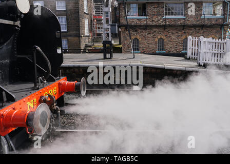 Vintage Zug bläst Stream während in Station Stockfoto