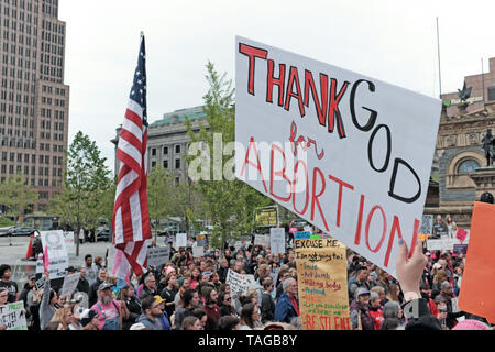 "Gott sei Dank für Die Abtreibung" wird festgehalten, während eine US-Flagge in der Nähe während der Rallye Frauenrechte 2019 auf dem Public Square in Cleveland, Ohio, USA geflogen wird. Stockfoto