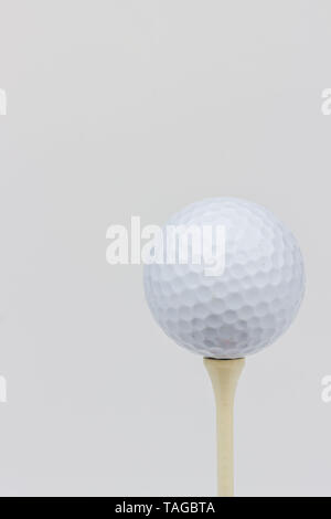 McDonough, Georgia - 23. Mai 2019: Eine Ansicht eines Titleist Golfball auf einem Golf-T-Stück. Stockfoto