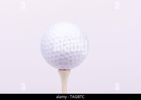 McDonough, Georgia - 23. Mai 2019: Eine Ansicht eines Titleist Golfball auf einem Golf-T-Stück. Stockfoto