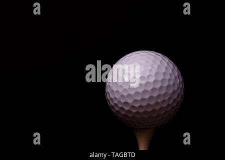 McDonough, Georgia - 23. Mai 2019: Eine Ansicht eines Titleist Golfball auf einem Golf-T-Stück. Stockfoto