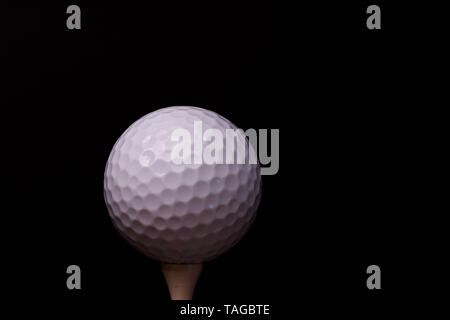 McDonough, Georgia - 23. Mai 2019: Eine Ansicht eines Titleist Golfball auf einem Golf-T-Stück. Stockfoto